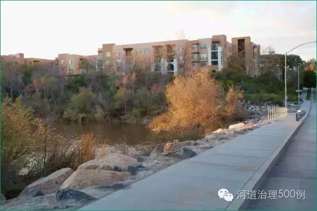 2011年，河道景观的恢复也使得沿河的城市廊道也已复苏，住宅建筑面向河流，更加亲近自然。